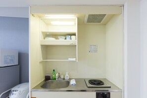 Standardzimmer (403) | Eigene Küche | Kühlschrank, Mikrowelle, Herdplatte, Wasserkocher