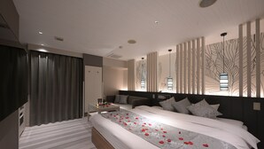 A modern bedroom with a large bed, a bedside table, and a wall with a leaf pattern. - HOTEL BAMBOO GARDEN Shin-Yokohama - Adults Only (Yokohama)