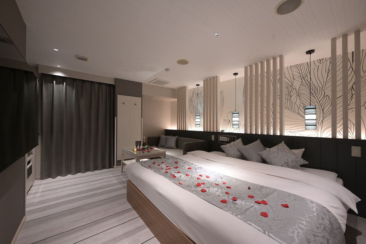 Kamar Double Deluks (Queen Room) | Selimut bulu angsa, tirai kedap cahaya, kedap suara, dan Wi-Fi gratis