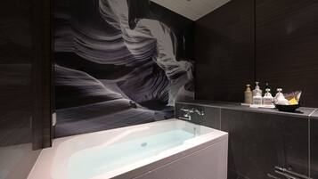 Deluxe Double Room (Queen Room) | Jetted tub