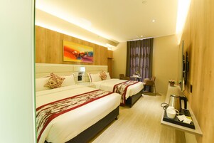 Habitación Deluxe doble | Caja fuerte, escritorio, cortinas opacas y wifi gratis