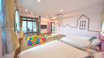 Family Quadruple Room | Desk, blackout drapes, soundproofing, free WiFi