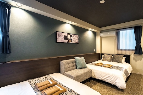 Escritorio, cortinas blackout y wifi gratis