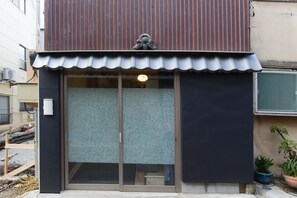 Property entrance - Yoyogi House (Tokyo)