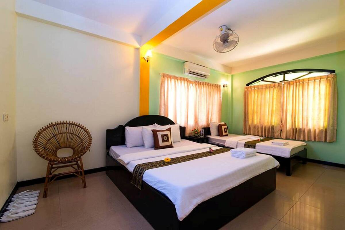 Family Room | Desk, blackout drapes, free WiFi, bed sheets