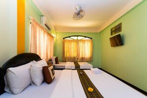 Desk, blackout curtains, free WiFi, bed sheets - Happy Zone Hostel (Siem Reap)