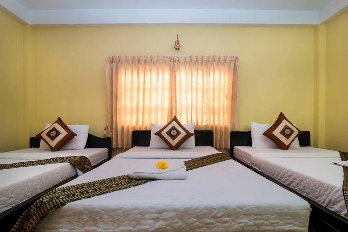 Standard Triple Room | Desk, blackout drapes, free WiFi, bed sheets