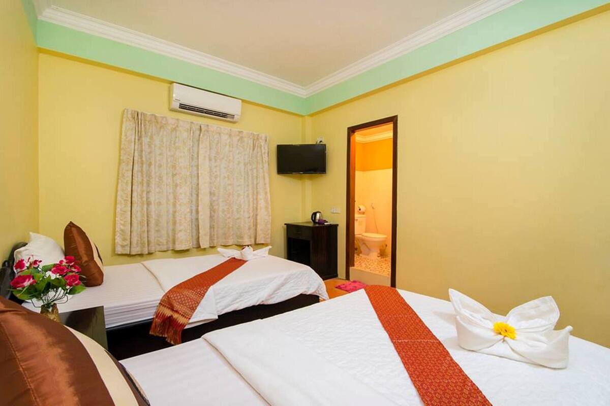 Standard Twin Room | Desk, blackout drapes, free WiFi, bed sheets