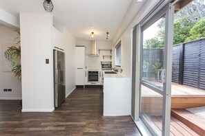 Een koelkast, een magnetron, een oven, een vaatwasser