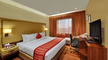 Minibar, caja de seguridad en la habitación y escritorio