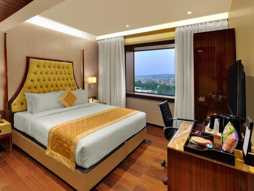 Minibar, in-room safe, desk, iron/ironing board