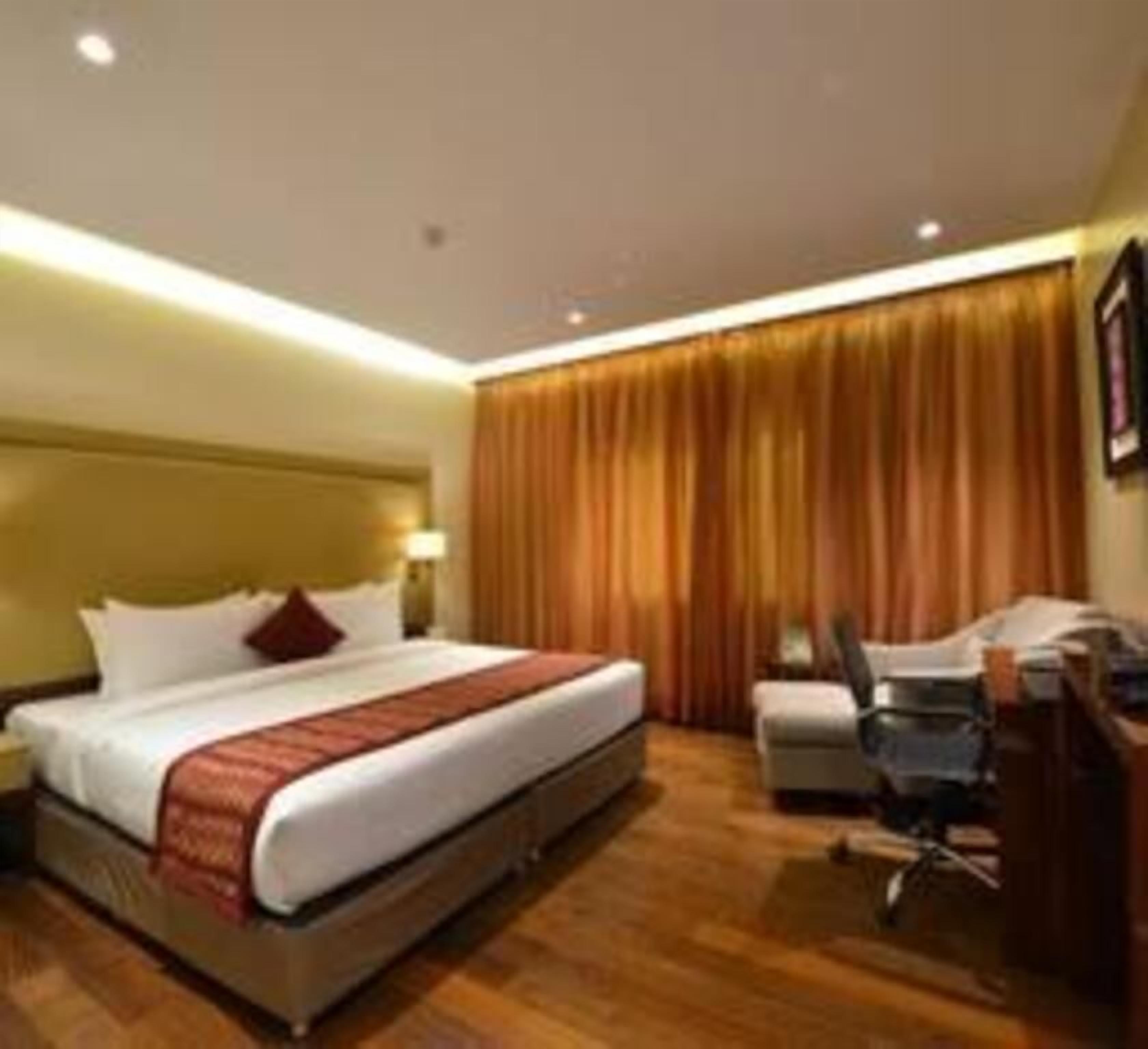 Minibar, in-room safe, desk, iron/ironing board