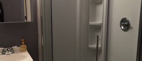 Douche, sĂšche-cheveux, serviettes fournies, savon