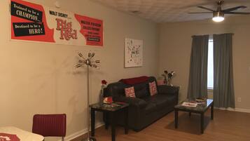 Smart TV, fireplace, Netflix, Hulu