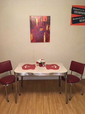 Dining - WKU, Beechbend & BG Visitors- This Suite Retreat is For YOU!  (Bowling Green)