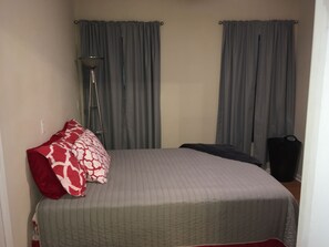 1 bedroom, iron/ironing board, WiFi, bed sheets - WKU, Beechbend & BG Visitors- This Suite Retreat is For YOU!  (Bowling Green)