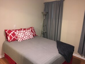 1 dormitorio, tabla de planchar con plancha, wifi y ropa de cama