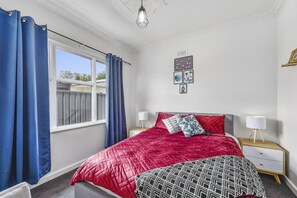 3 soverom, skrivebord, strykejern/-brett og reiseseng for barn