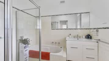 Baignoire, sĂšche-cheveux, serviettes fournies, savon