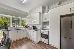 Réfrigérateur, four à micro-ondes, un four, surface de cuisson