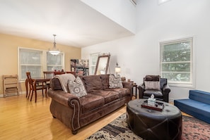 Flat-screen TV, fireplace, Netflix, Hulu