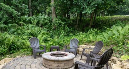 Walk 2 Downtown ~ Koiran ystävällinen ~ Takka ~ EV laturi paikan päällä!