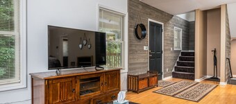 Secret Path 2 Main St Downtown, Dog Friendly, Fire Pit, Daily Deer Sightings!