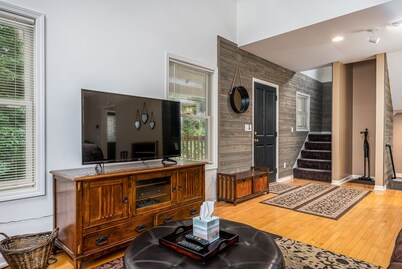 Secret Path 2 Main St Downtown, Dog Friendly, Fire Pit, Daily Deer Sightings!