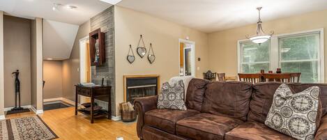 Flat-screen TV, fireplace, Netflix, Hulu