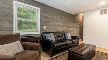 Televisión de pantalla plana, chimenea, Netflix y Hulu