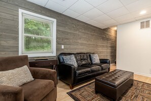 Una televisión de pantalla plana, una chimenea, Netflix, Hulu