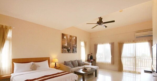 مكتب وستائر تعتيم وواي فاي مجانًا وملاءات أسرّة