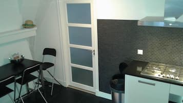 Een koelkast, een magnetron, een oven, een kookplaat