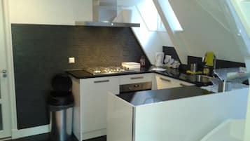 Een koelkast, een magnetron, een oven, een kookplaat