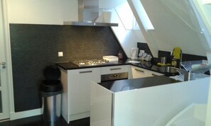 Fridge, microwave, oven, stovetop - Residence 86 (Amsterdam)