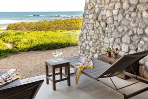 Minibar, caja de seguridad en la habitación y decoración personalizada 