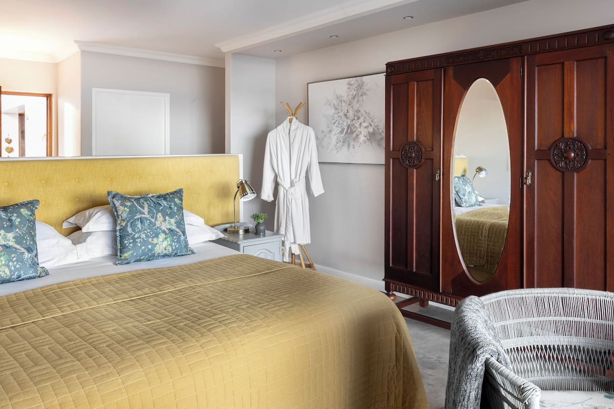 Camera Deluxe, vista mare, di fronte alla spiaggia (Aqua Luxury Sea facing) | Minibar, una cassaforte in camera, con stile personalizzato