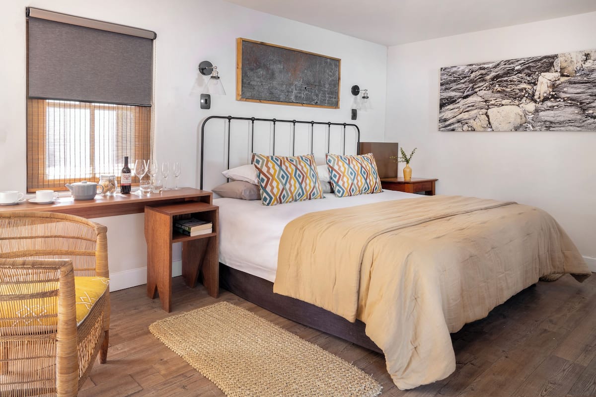 Comfort Room (Tranquil Courtyard) | Minibar, in-room safe, desk, free WiFi