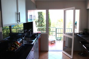 ثلاجة، ميكروويف، فرن، موقد طهي مسطح