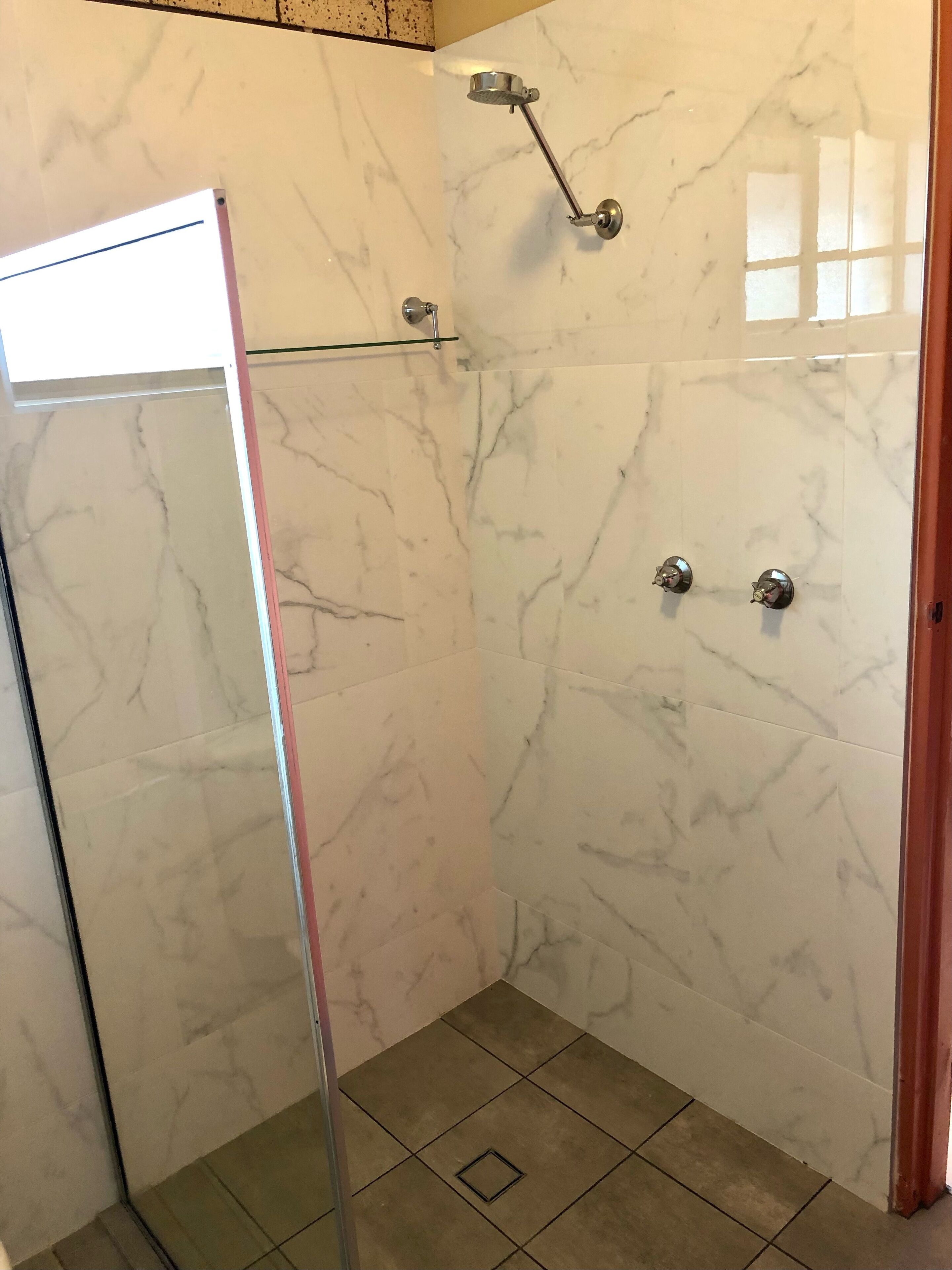 Deluxe Triple Room (1 queen and 2 single beds) | Bathroom | Shower, free toiletries, hair dryer, towels
