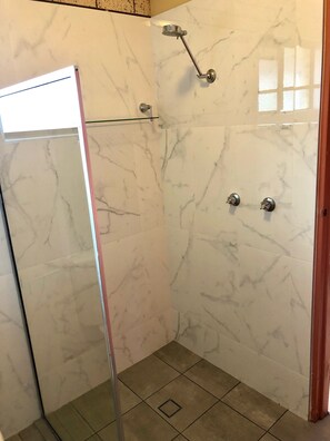 Deluxe Triple Room (1 queen and 2 single beds) | Bathroom - Alamo Motor Inn (Nyngan)