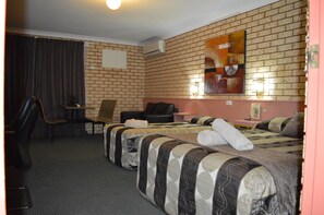 Rideaux occultants, chambres insonorisées, fer et planche à repasser