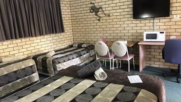 Deluxe Triple Room (1 queen and 2 single beds)