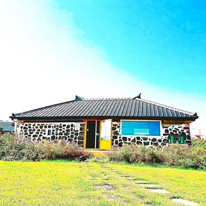 ด้านหน้าที่พัก