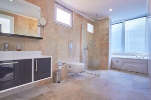 Villa, 5 habitaciones | Baño | Bañera y ducha independientes, bañera de hidromasaje y secador de pelo