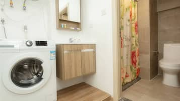 Pancuran mandi, pengering rambut, selipar