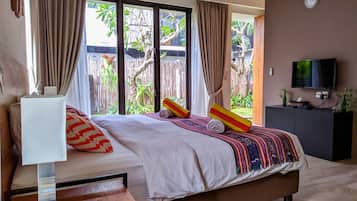 Escritorio, tabla de planchar con plancha, wifi gratis y ropa de cama