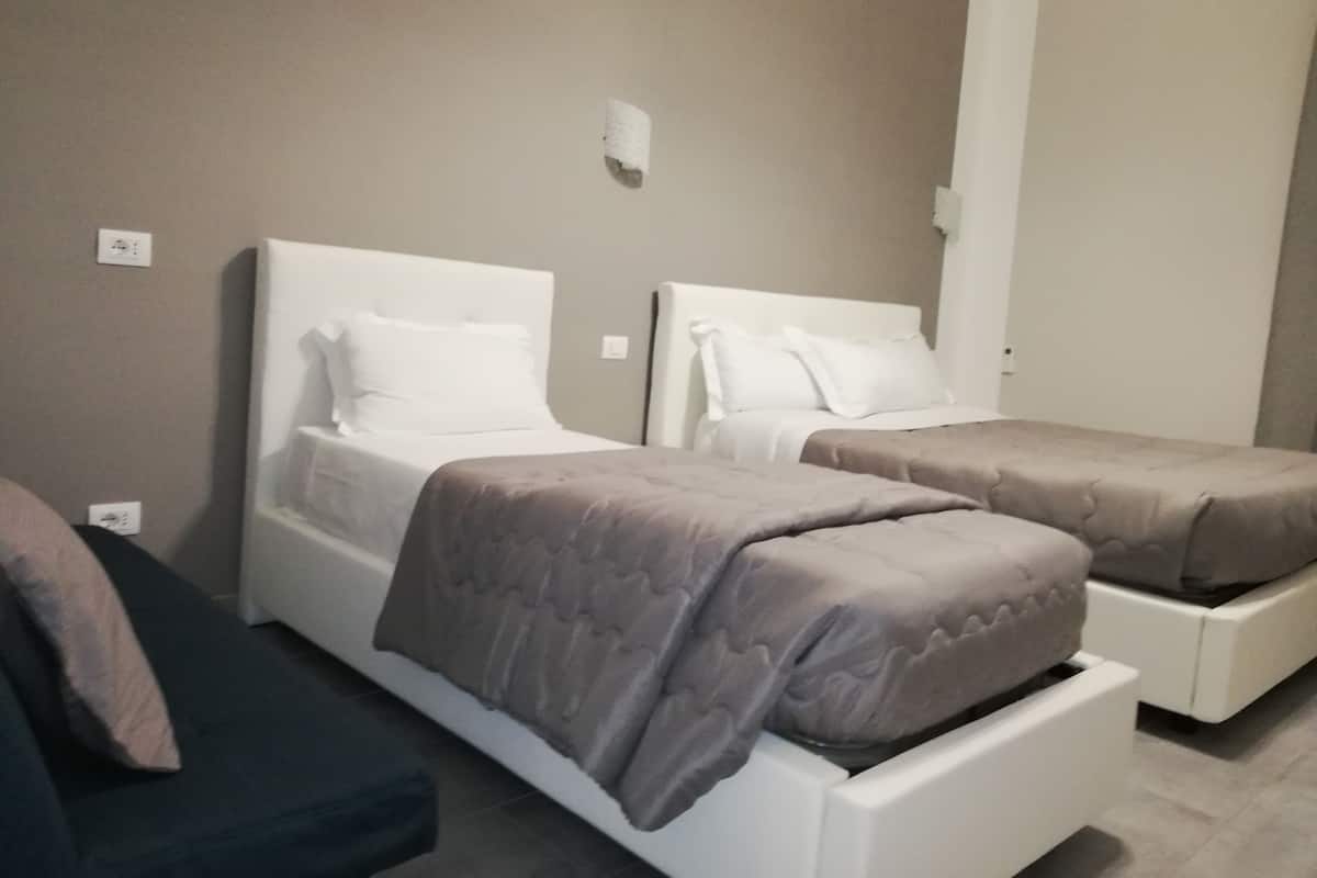 Ropa de cama de alta calidad y caja de seguridad en la habitación