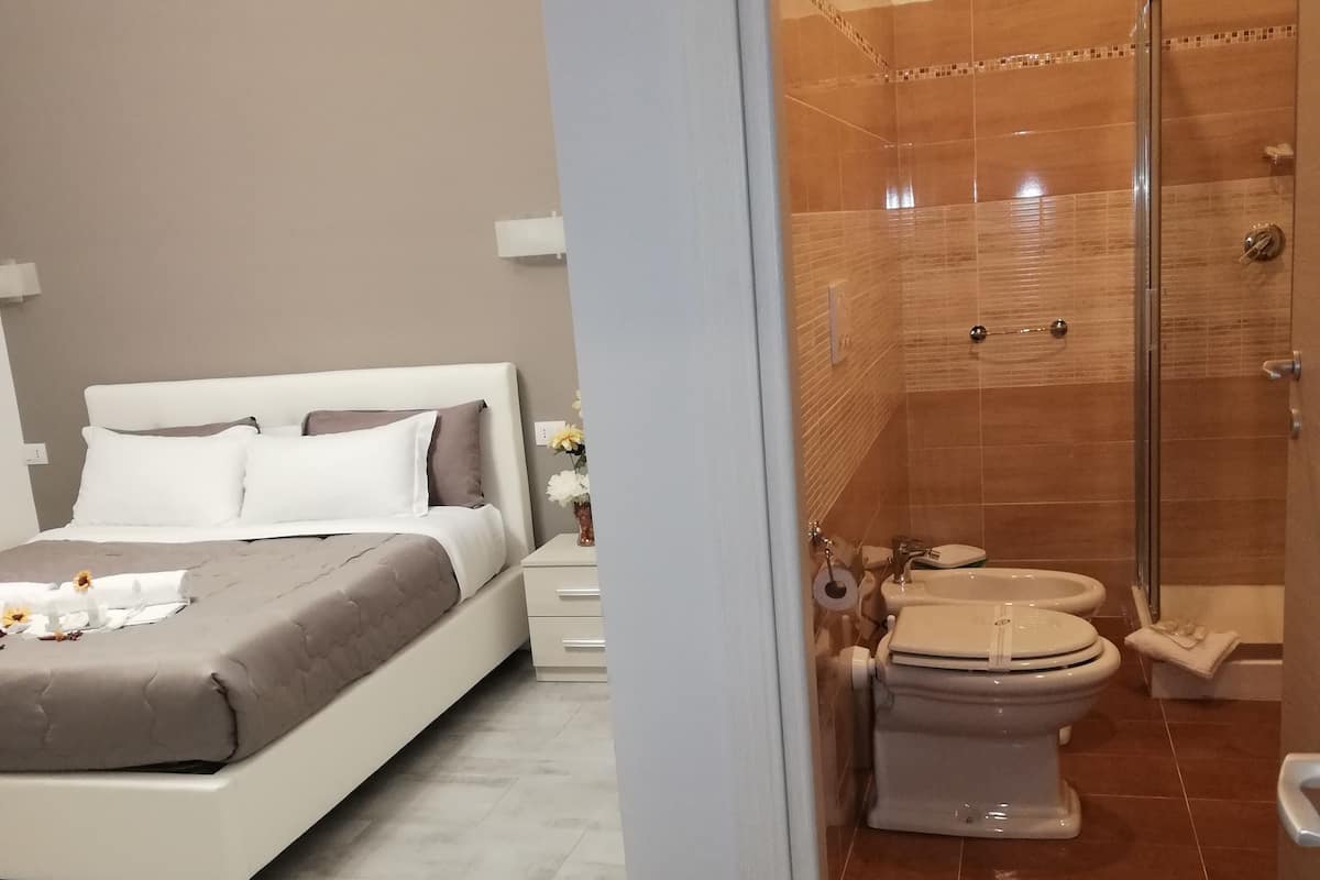 Ropa de cama de alta calidad y caja de seguridad en la habitación