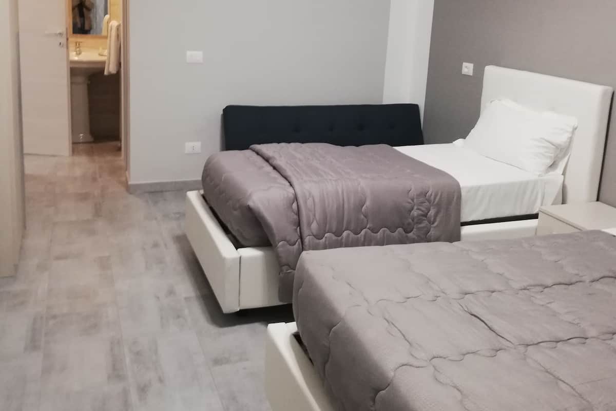 Ropa de cama de alta calidad y caja de seguridad en la habitación